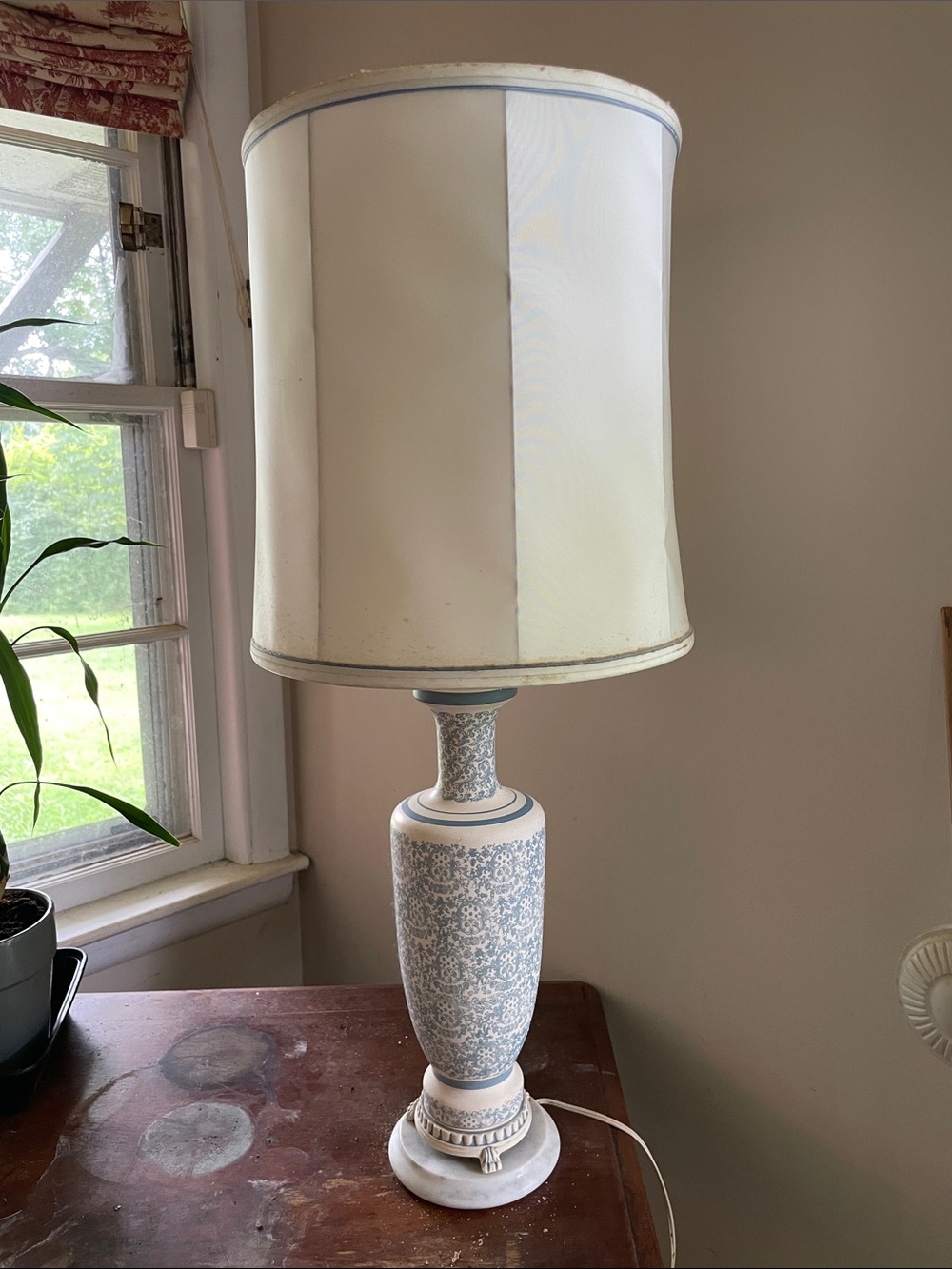 Classic Ceramic Table Lamp in White and Light Blue - Unbranded